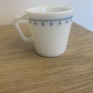 Pyrex Snowflake Blue coffee/tea cup. Excellent condition